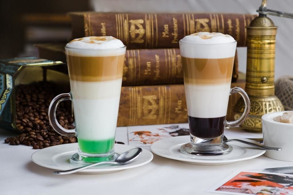 Мокачино. Латте Мокачино. Macchiato латте. Макиато Мокачино. Латте макиато кофейные напитки.